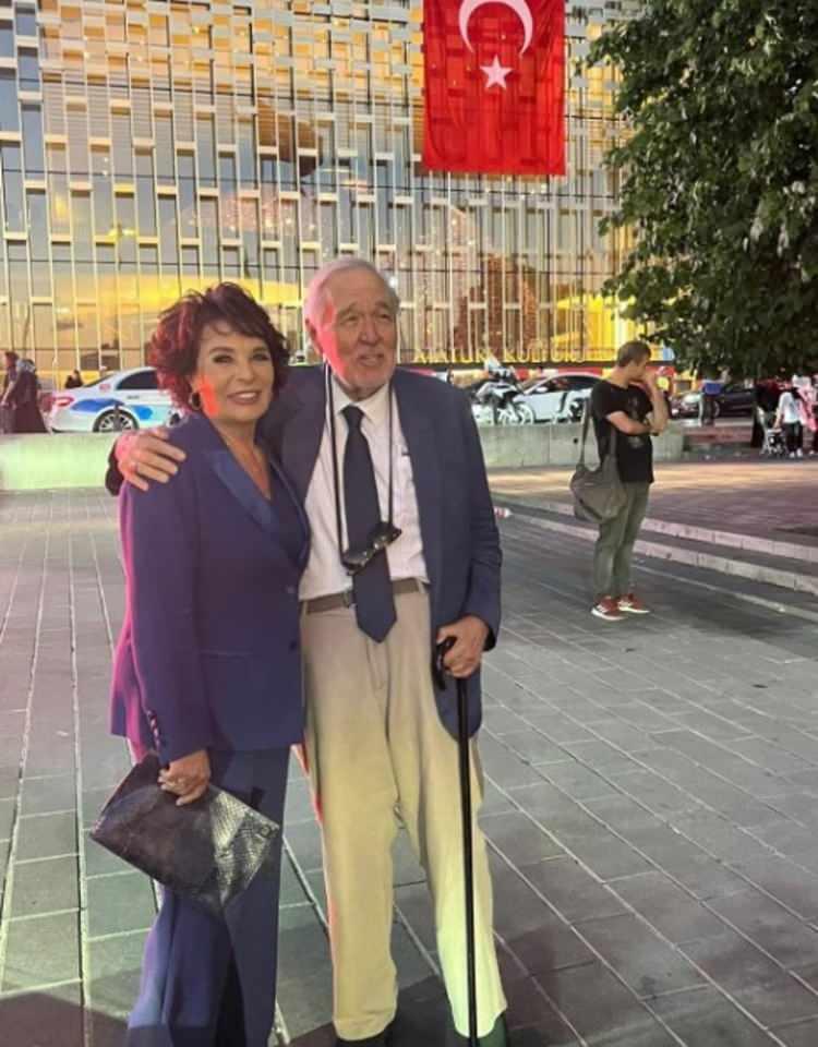 <p><strong>Bilgi ve tecr&uuml;beyle dolu değerli hazinesi ile nesillere ışık tuttu. İmza attığı sayısız eser, yetiştirdiği onlarca &ouml;ğrenci, fikirleri ve bıraktığı izler ile k&uuml;lt&uuml;r hayatımıza b&uuml;y&uuml;k bir miras bıraktı. İlber Ortaylı hocamızı saygı, minnet ve rahmetle anıyorum. T&uuml;rk k&uuml;lt&uuml;r ve tarih d&uuml;nyasına kattıkları asla unutulmayacak. Mek&acirc;nı cennet olsun."</strong></p>
