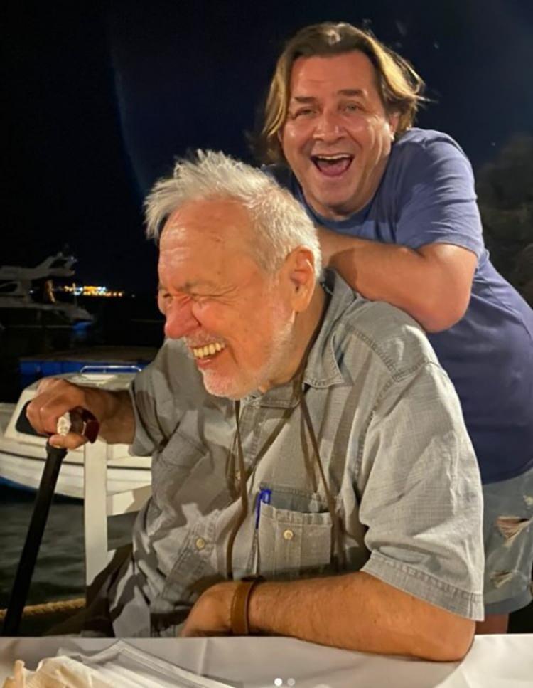 <p><span style="color:#FF0000"><strong>ARMAĞAN &Ccedil;AĞLAYAN</strong></span></p>

<p><strong>"G&uuml;le g&uuml;le hocam...T&uuml;m &ouml;ğrettikleriniz ve hayatıma kattıklarınız i&ccedil;in minnetle... Yattığınız yer incitmesin..."</strong></p>
