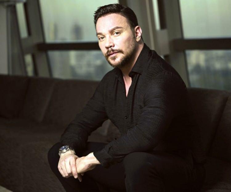 <p><span style="color:#FF0000"><strong>SİNAN AK&Ccedil;IL</strong></span></p>

<p><strong>"&Ccedil;ok &uuml;zg&uuml;n&uuml;m... Bir kere u&ccedil;ak yolculuğu yapmıştık hoca ile ve o yolculuk hi&ccedil; bitmesin istemiştim. B&uuml;y&uuml;k bir değeri kaybettik, &ccedil;ok b&uuml;y&uuml;k... Mekanı cennet olsun"</strong></p>
