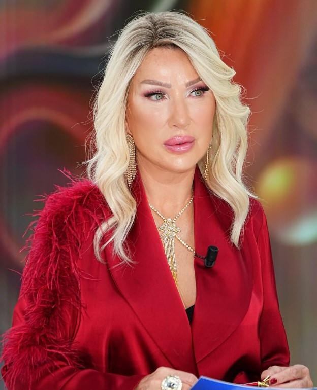 <p>Daha da gen&ccedil; g&ouml;r&uuml;nen &uuml;nl&uuml; sanat&ccedil;ının karelerine&nbsp;Bu işlem mi yoksa filtre mi?"yorumu yapıldı.&nbsp;</p>
