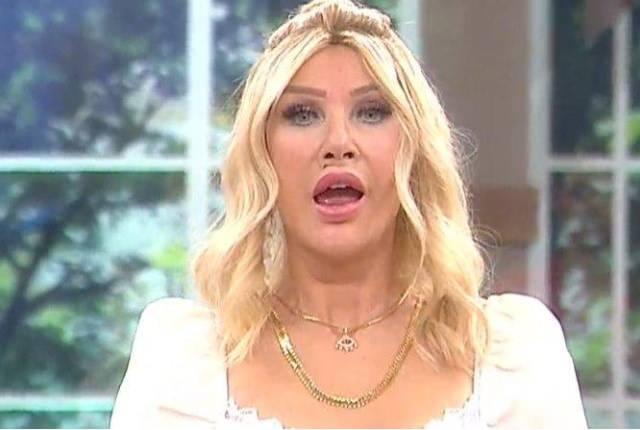 <p>Sayan, en son &lsquo;Fransız Askısı&rsquo; y&ouml;ntemiyle y&uuml;z&uuml;n&uuml; gerdirmişti. Daha &ouml;nce de liplift işlemi yaptırmış, burun ve dudak arasındaki mesafeyi kısalttırmıştı.</p>
