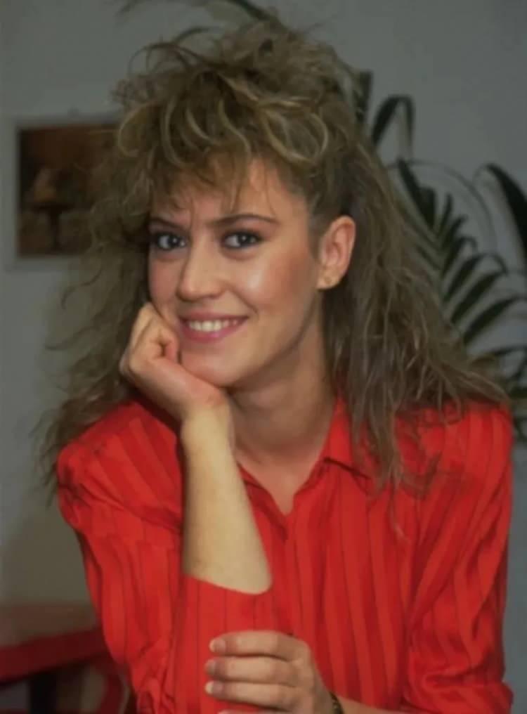 <p><strong>Şimdilerde 65 yaşında olan &uuml;nl&uuml; sanat&ccedil;ı, ge&ccedil;tiğimiz g&uuml;nlerde dikkat &ccedil;eken a&ccedil;ıklamalarda bulundu. Hayatının en zor d&ouml;nemlerini ilk kez paylaşan Dilan'ın samimi a&ccedil;ıklamaları sevenlerini duygulandırdı.</strong></p>
