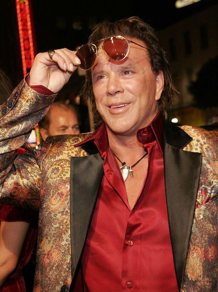 <p><span style="color:#FF0000"><strong>BEKLENEN A&Ccedil;IKLAMA GELDİ</strong></span></p>

<p><strong>Son durumu merak edilen &uuml;nl&uuml; yıldız,&nbsp;E! News'e konuştu. Kirasını bilerek &ouml;demediğini dile getiren Rourke, ş&ouml;yle konuştu:</strong></p>

<p><strong>"Kira &ouml;demeyi bırakmamın nedeni, evdeki yaşam koşullarının kabul edilemez hale gelmesiydi. Aylar boyunca, d&uuml;zeltilmesi i&ccedil;in g&ouml;sterdiğim &ccedil;abalara rağmen, ciddi sorunlar defalarca giderilmedi"</strong></p>
