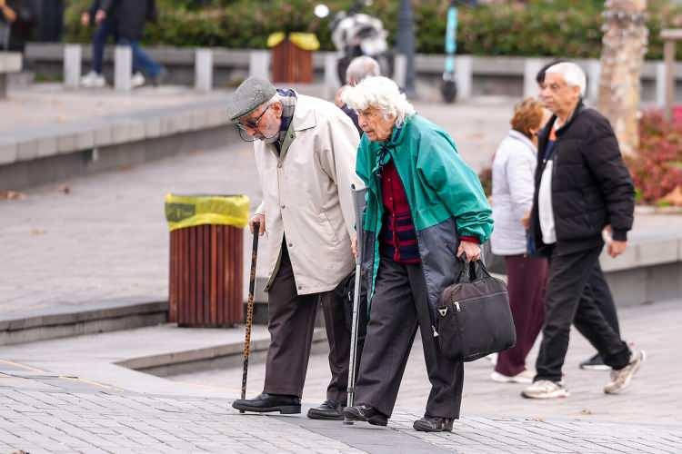 <p>Yaşlı n&uuml;fusun toplam n&uuml;fus i&ccedil;indeki oranı ise 2020 yılında y&uuml;zde 9,5 iken, 2025 yılında y&uuml;zde 11,1&rsquo;e y&uuml;kseldi.</p>
