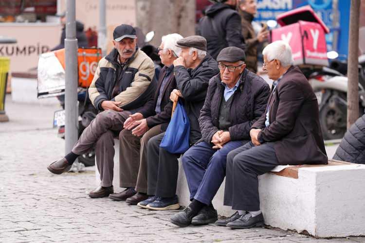 <p><span style="color:#B22222"><strong>T&Uuml;RKİYE'NİN YAŞLI N&Uuml;FUSUNUN EN &Ccedil;OK OLDUĞU İLLER BELLİ OLDU.</strong></span></p>

<p>&nbsp;</p>

<p><span style="color:#B22222"><strong>İŞTE O LİSTE...</strong></span></p>
