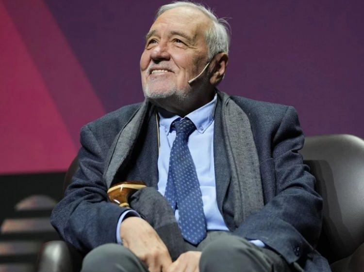 <p>Bir s&uuml;redir yoğun bakımda tedavi g&ouml;ren ve ent&uuml;be edilen 78 yaşındaki duayen tarih&ccedil;i Prof. Dr. İlber Ortaylı hayatını kaybetti.</p>
