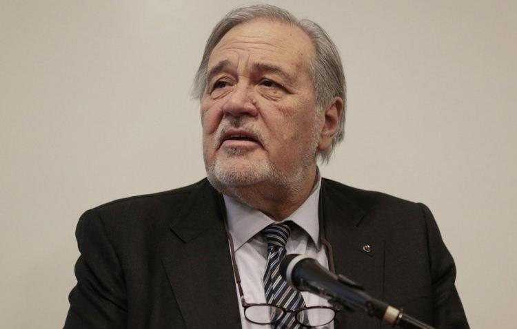 <p>Vefatı sonrası yapılan ilk a&ccedil;ıklamada&nbsp;, "Ailemizin b&uuml;y&uuml;ğ&uuml; İlber Ortaylı'yı 13 Mart 2026 g&uuml;n&uuml;nde kaybettik. Uzun s&uuml;ren ve giderek karmaşıklaşan sağlık sorunlarına rağmen hayata duyduğu merakı, insanlarla bir arada olma arzusu hi&ccedil; azalmadı ve g&uuml;c&uuml; yettiğince bildiği gibi yaşadı. Okurları, &ouml;ğrencileri, ve sevenleri onu hi&ccedil;bir akademisyene nasip olmayacak bir b&uuml;y&uuml;kl&uuml;kte bir sevgi ve saygıyla sarmaladılar. Onun adına derin bir ş&uuml;kran duyuyoruz. Cenazesiyle ilgili bilgileri daha sonra paylaşacağız" denildi.</p>
