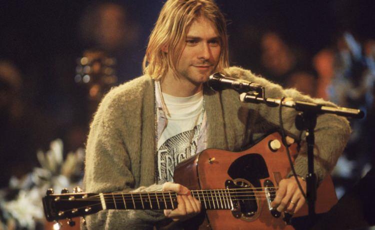 <p><strong>B&ouml;ylece Gilmour'ın gitarı, 6 milyon dolara satılan Kurt Cobain'e ait 1959 model Martin D-18E gitarın rekorunu elinden aldı.</strong></p>
