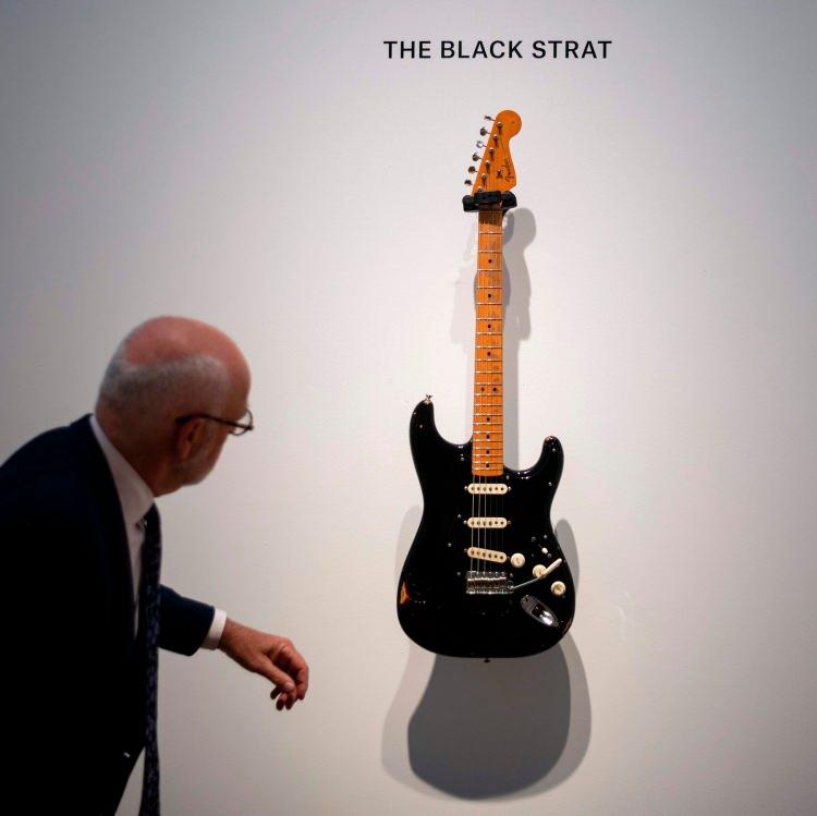 <p><span style="color:#FF0000"><strong>KURT COBAİN'İN GİTARINI GERİDE BIRAKTI</strong></span></p>

<p><strong>Satışı ger&ccedil;ekleştiren m&uuml;zayede evi Christie's, bunun şimdiye kadar satılan en pahalı gitar olduğunu a&ccedil;ıkladı.&nbsp;</strong></p>
