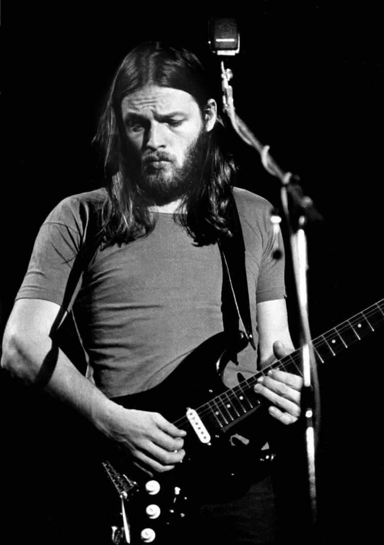 <p><strong>Efsane grubun gitaristi David Gilmour'ın ikonik siyah gitarı, yıllar sonra rekor fiyata satıldı.</strong></p>
