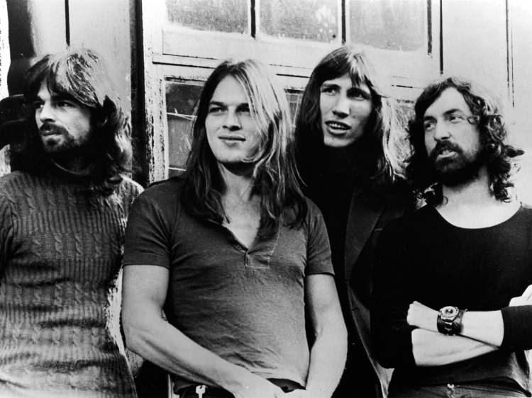 <p><strong>"Comfortably Numb", "Wish You Were Here", "Another Brick in the Wall" ve daha nice ikonik par&ccedil;alarla m&uuml;zik d&uuml;nyasının efsanesi haline gelen Pink Floyd, d&uuml;nyanın d&ouml;rt bir yanında geniş bir hayran kitlesine sahip.&nbsp;</strong></p>
