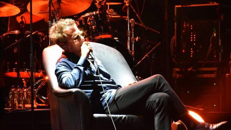 <p><strong>Rock m&uuml;ziğin efsane sesi Teoman'ın konser sırasında en hit par&ccedil;alarından biri olan 'Parampar&ccedil;a'yı seslendirdiği anlardaki ses tonu sosyal medyayı ikiye b&ouml;ld&uuml;.</strong></p>
