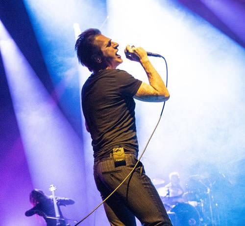 <p><strong>Bazı kullanıcılar, Teoman'ın şarkı s&ouml;ylemekte g&uuml;&ccedil;l&uuml;k &ccedil;ektiğini ve sahnede yorgun g&ouml;r&uuml;nd&uuml;ğ&uuml;n&uuml; iddia ederken, bazıları ise&nbsp;</strong><strong>sanat&ccedil;ının kendine has tarzının ve sahne enerjisinin yıllardır bu şekilde olduğunu, yapılan eleştirilerin haksız ve abartılı olduğunu ifade etti.</strong></p>
