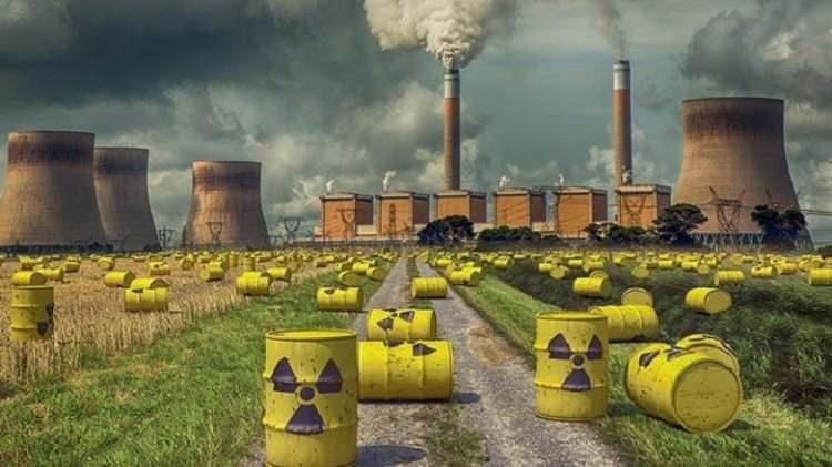 <p><span style="color:#B22222"><strong>URANYUM NERELERDE KULLANILIR?</strong></span></p>

<p>&nbsp;</p>

<p>Uranyumun kullanım alanları olduk&ccedil;a zengin ve etkileyicidir.</p>

<p>Kullanım alanları ise;</p>

<p>N&uuml;kleer enerji santral yakıtı olarak,<br />
Uranil asetat analitik uygulamalarında,<br />
Zırh kaplama, gemi ve u&ccedil;ak yapımında,<br />
Seramiğe renk vermek amacıyla,<br />
&Uuml;retim reakt&ouml;rlerinde, pl&uuml;tonyum hidrojen bombası yapımında,<br />
N&uuml;kleer patlayıcı yapımında kullanılabiliyor.</p>
