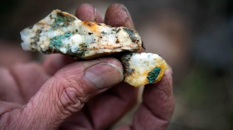 <p><span style="color:#B22222"><strong>T&Uuml;RKİYE'DE URANYUM VAR MI? REZERV MİKTARI NE KADAR?</strong></span></p>

<p>&nbsp;</p>

<p>MTA tarafından yapılan toryum rezerv &ccedil;alışmaları sonucunda paylaşılan verilerde Eskişehir'e bağlı Sivrihisar, Kızılca&ouml;ren, Karkın ve Ok&ccedil;u k&ouml;yleri arasında 15 kilometrelik bir sahada toryum yatağı bulundu. 2017 yılı &ccedil;alışmalarında ise Manisa K&ouml;pr&uuml;başı'nda 3,487 ton, Uşak'ta 490, Yozgat'ta 6,700 ton, Aydın'da ise 2 bin ton uranyum rezervi keşfedildi.</p>
