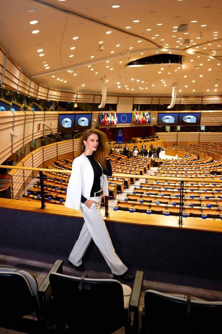 <p><strong>Annesi b&ouml;brek nakli olan &uuml;nl&uuml; model, bir hasta yakını olarak s&uuml;rece dair kendi deneyimlerini paylaşmayı ihmal etmedi.</strong></p>
