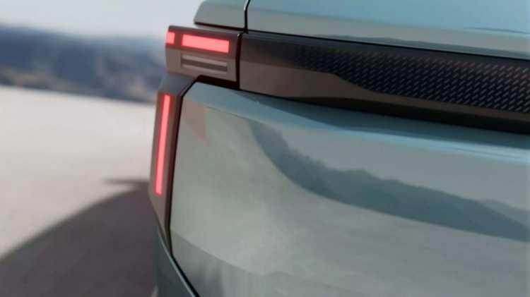 <p><span style="color:#B22222"><strong>MODELİN ADI NEREDEN GELİYOR?</strong></span></p>

<p><em><strong>Striker</strong></em>&nbsp;ismi, 1980&rsquo;lerin enerjisinden ilham alıyor ve bowlingde t&uuml;m lobutları devirerek oyunun seyrini değiştiren g&uuml;&ccedil;l&uuml; vuruşu &ccedil;ağrıştırıyor.</p>
