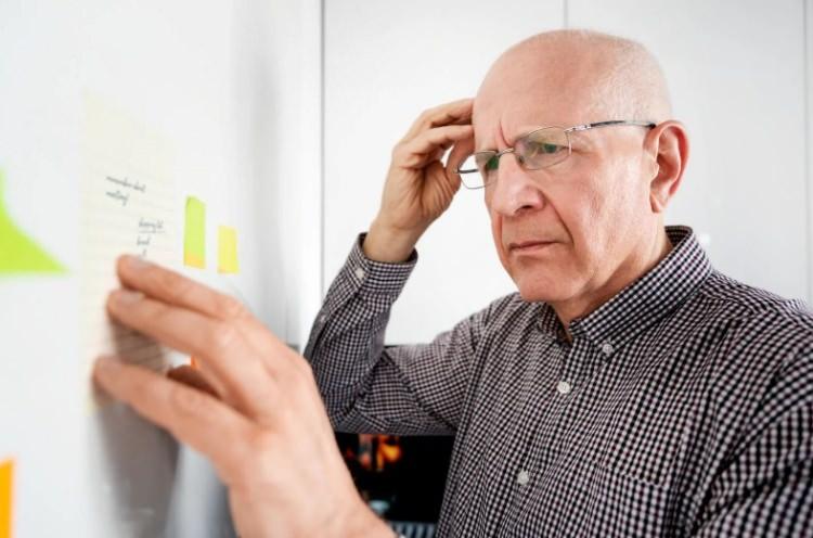 <p><strong>Frontotemporal demans hastalarında hafıza sorunları Alzheimer'a g&ouml;re daha az g&ouml;r&uuml;lse de hastalar; kişilik değişiklikleri, sosyal davranışlarda bozulma, empati kaybı, ani duygusal tepkiler ve kontrols&uuml;z davranışlar gibi belirtiler yaşayabiliyor.&nbsp;</strong></p>
