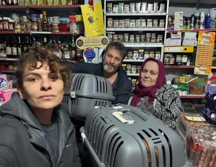 <p><strong>Ş&uuml;k&uuml;rler olsun ki mahallemizin bakkalı Fatma annemize kedilerimizle birlikte sığındık.</strong></p>
