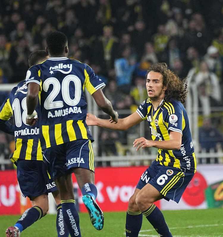 <p>Fenerbah&ccedil;e, Trendyol S&uuml;per Lig'de konuk ettiği Samsunspor'u son dakikada bulduğu golle 3-2 mağlup etmeyi başarmıştı.</p>

<p>&nbsp;</p>
