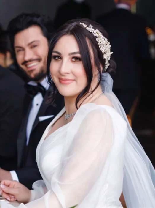 <p><strong>Sakalıoğlu, evlilik yıl d&ouml;n&uuml;mlerine &ouml;zel yayınladığı&nbsp; nikah kareleriyle sosyal medyada sevenleri tarafından b&uuml;y&uuml;k bir ilgiyle karşılandı.</strong></p>
