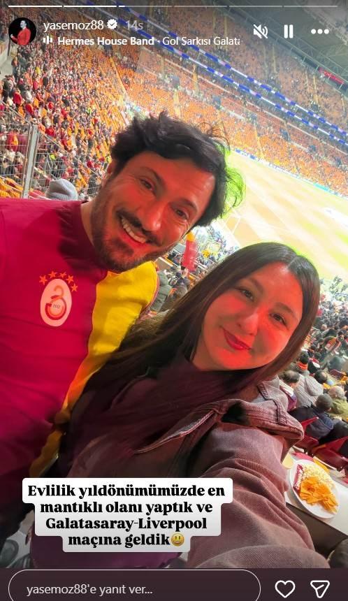 <p><strong>Statta &ccedil;ekilen karelerini paylaşan &uuml;nl&uuml; komedyen&nbsp;paylaşımının altına, <span style="color:#800080"><em>"Evlilik yıld&ouml;n&uuml;m&uuml;m&uuml;zde en mantıklı olanı yaptık ve Galatasaray-Liverpool ma&ccedil;ına geldik"</em></span>&nbsp;notunu d&uuml;şerek takip&ccedil;ilerini hem g&uuml;ld&uuml;rd&uuml; hem de erkek takip&ccedil;ilerinden b&uuml;y&uuml;k takdir topladı.</strong></p>
