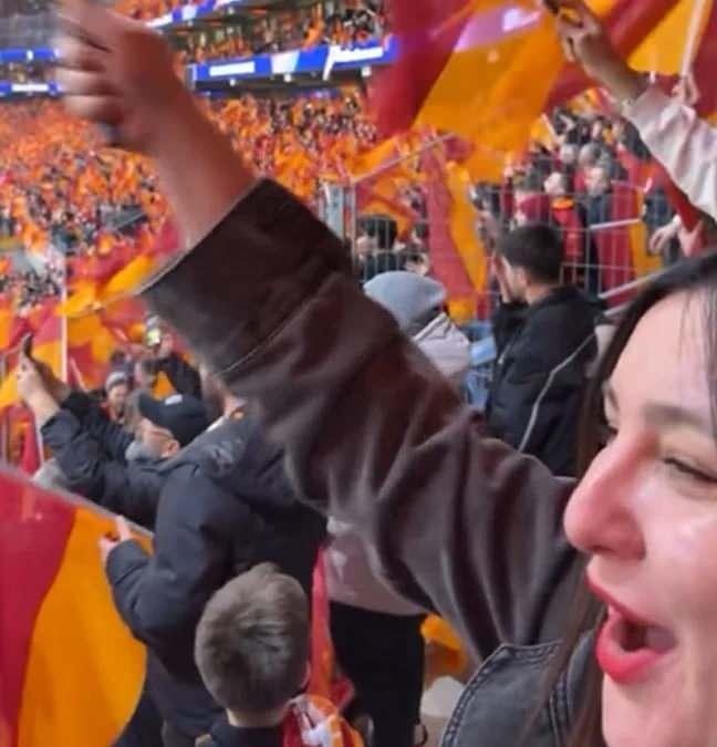 <p><strong>5'inci evlilik yıl d&ouml;n&uuml;mlerini Galatasaray'ın&nbsp;</strong><strong>Liverpool'u deplasmanında ağırladığı </strong><strong>Şampiyonlar Ligi ma&ccedil;ına giderek kutladılar.</strong></p>

