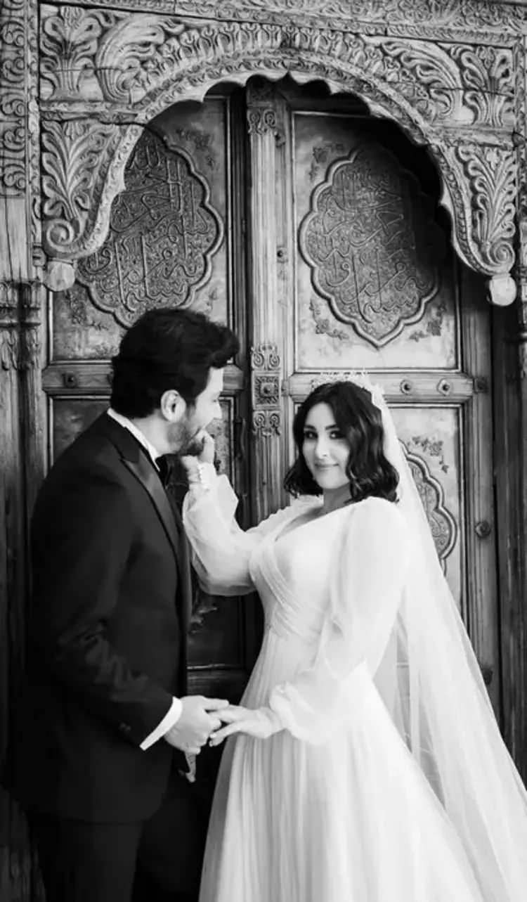 <p><strong>Sakallıoğlu, sosyal medya paylaşımının altına<em>&nbsp;<span style="color:#800080">"Bug&uuml;n evliliğimizin 5.senesi doldu. Bug&uuml;n olsa yine evlenirdim. &Ouml;yle bir memnunum yani ve bu sınavlarla dolu nikahta neler yaşandığını artık iyi biliyorsunuz. Ve bu şarkıyı da"</span></em>&nbsp;notunu d&uuml;şt&uuml;.</strong></p>
