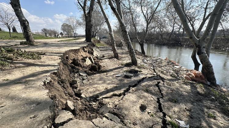 <p>Y&uuml;ksek sıcaklık ve yağışsız hava nedeniyle son 2 yıldır kuraklık yaşanan Edirne'de, i&ccedil;me suyu ve tarımsal sulamada kullanılan su kaynakları, kuruma noktasına geldi.&nbsp;</p>
