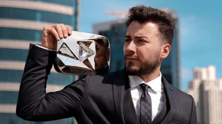 <p><strong>Bir zamanların en &uuml;nl&uuml; YouTuber'ı olan Enes Batur, 3 yıllık bir aranın ardından 'Hayattayım' diyerek YouTube kanalında yayınladığı yeni videosu ile kısa s&uuml;rede milyonlar izlenerek yeniden b&uuml;y&uuml;k bir başarıya imza attı.</strong></p>
