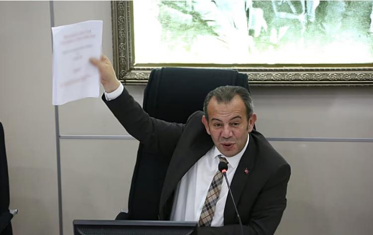 <p>İddianamede, 16 Şubat'ta Cumhuriyet Başsavcılığına başvuran &Ouml;zcan'ın, kendisini 2 farklı zamanda WhatsApp &uuml;zerinden arayan Mehmet Eren A'nın, elinde kendisi ile eski kız arkadaşına ait mesaj ve ses kaydı olduğu iddiasıyla şantajda bulunarak 20 milyon lira para, araba ve oto yıkama yeri istediğini s&ouml;yleyip şikayet&ccedil;i olması &uuml;zerine soruşturma başlatıldığı belirtildi.</p>
