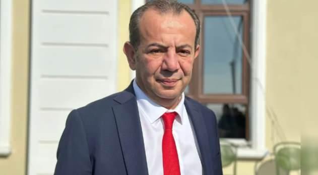 <p>&Ouml;zcan'ın, &Ouml;.&Ccedil;. ile arasında herhangi g&ouml;n&uuml;l ilişkisi bulunmadığını, yalnızca Mehmet Eren A'nın tehditlerine ilişkin anlattıkları nedeniyle birka&ccedil; kez g&ouml;r&uuml;şt&uuml;klerini belirttiği aktarılan iddianamede, &Ouml;zcan'ın Mehmet Eren A, E.B, H.E.S. ve &Ouml;.&Ccedil;'den şikayet&ccedil;i olduğunu beyan ettiği ifade edildi.</p>

<p>İddianamede, Mehmet Eren A'nın farklı zamanlarda WhatsApp &uuml;zerinden &Ouml;zcan'ı arayarak, tanık &Ouml;.N.Y'ye mesajların ekran g&ouml;r&uuml;nt&uuml;s&uuml;n&uuml;n &ccedil;ekildiği fotoğrafı anlık g&ouml;stererek şantajda bulunduğu anlatıldı.</p>
