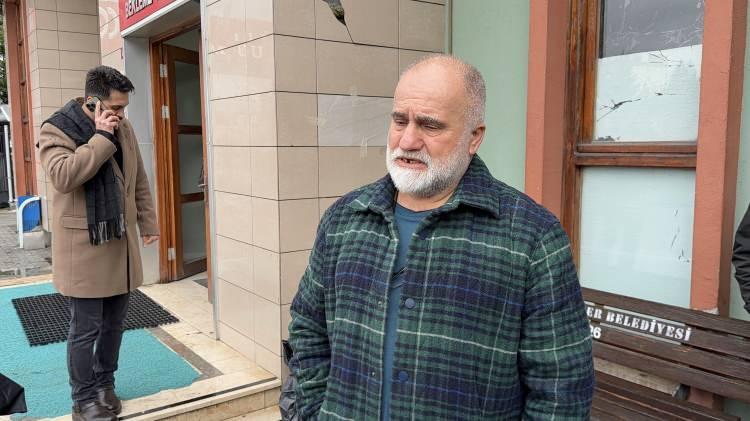 <p><span style="color:#A52A2A"><strong>HUSUMETLİ İKİ GRUP ARASINDA TARTIŞMA &Ccedil;IKTI</strong></span></p>

<p>&nbsp;</p>

<p>İddiaya g&ouml;re, aralarında daha &ouml;nceden husumet bulunan kişilerle g&ouml;r&uuml;şmek &uuml;zere bir araya gelen grup arasında tartışma &ccedil;ıktı.</p>

<p>&nbsp;</p>

<p>Tartışmanın b&uuml;y&uuml;mesi &uuml;zerine olay yerine gelen biri &ccedil;akarlı olduğu &ouml;ne s&uuml;r&uuml;len iki ara&ccedil;taki şahıslar tarafından silahla ateş a&ccedil;ıldı.</p>
