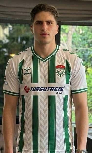 <p><span style="color:#A52A2A"><strong>GEN&Ccedil; FUTBOLCU KURTARILAMADI&nbsp;</strong></span></p>

<p>&nbsp;</p>

<p>A&ccedil;ılan ateş sonucu 21 yaşındaki futbolcu Kubilay Kundak&ccedil;ı ağır yaralandı.</p>

<p>&nbsp;</p>

<p>Yaralı gen&ccedil;, kaldırıldığı hastanede yapılan t&uuml;m m&uuml;dahalelere rağmen hayatını kaybetti.</p>

<p>Polis ekiplerinin ş&uuml;phelilerin yakalanmasına y&ouml;nelik &ccedil;alışmalarının s&uuml;rd&uuml;ğ&uuml; &ouml;ğrenildi.</p>
