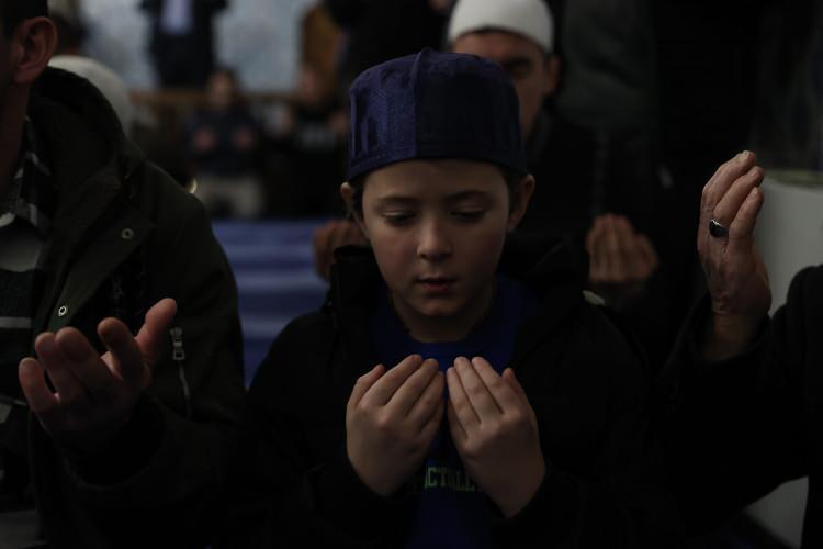 <p><strong>İl il Bayram Namazı saatleri 2026</strong></p>

<p>Diyanet İşleri Başkanlığı illere g&ouml;re değişiklik g&ouml;steren bayram namazı saatlerini duyurdu.</p>

<p>Bayramın 1. g&uuml;n&uuml; olan 20 Mart Cuma sabahı kılınacak olan namaz saatleri ş&ouml;yle;</p>

<p><strong>Adana: 07:12</strong></p>

<p><strong>Adıyaman: 07:01</strong></p>

<p><strong>Afyonkarahisar: 07:32,</strong></p>

<p><strong>Ağrı: 06:42</strong></p>

<p><strong>Amasya: 07:12</strong></p>

<p><strong>Ankara: 07:23</strong></p>

<p><strong>Antalya: 07:31</strong></p>

<p><strong>Artvin: 06:48</strong></p>

<p><strong>Aydın: 07:42</strong></p>

<p>&nbsp;</p>
