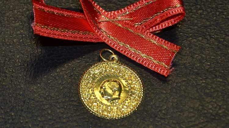 <p>K&uuml;resel piyasalarda Orta Doğu'da tırmanan savaş ve artan jeopolitik risklerin g&ouml;lgesinde dalgalanma s&uuml;rerken, g&uuml;venli liman olarak g&ouml;r&uuml;len altın bu kez beklentilerin aksine sert satış baskısıyla karşı karşıya kaldı. Artan belirsizlik ortamına rağmen yatırımcıların pozisyon değiştirmesi, piyasada dikkat &ccedil;eken bir kırılmaya işaret etti.</p>

<p>&nbsp;</p>
