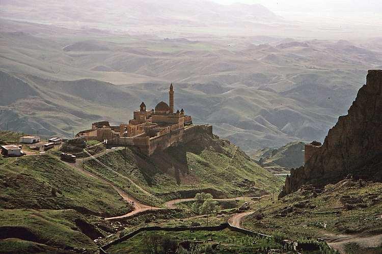 <p><span style="color:#B22222"><strong>4. AĞRI - KARAK&Ouml;SE:</strong></span></p>

<p>&nbsp;Osmanlı d&ouml;neminde, bug&uuml;nk&uuml; Ağrı'nın merkezine verilen isimdir.</p>

<p>&nbsp;</p>

<p>&nbsp;</p>
