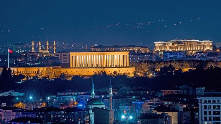 <p><span style="color:#B22222"><strong>7. ANKARA- ANKYRA:</strong></span></p>

<p>Galatlar d&ouml;neminden itibaren kullanılan bu isim, Yunanca'da "&ccedil;apa" anlamına gelir.</p>

<p>&nbsp;</p>

<p>&nbsp;</p>
