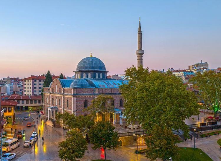 <p><span style="color:#B22222"><strong>12. BALIKESİR - KARESİ:&nbsp;</strong></span></p>

<p>Osmanlı &ouml;ncesi beylik d&ouml;neminde Karesi Beyliği'ne ev sahipliği yapmıştır.</p>

<p>&nbsp;</p>

<p>&nbsp;</p>
