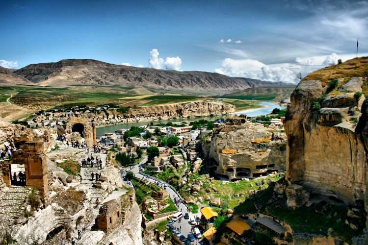 <p><span style="color:#B22222"><strong>14. BATMAN - ILISU, HASANKEYF:&nbsp;</strong></span></p>

<p>Hasankeyf, Dicle Nehri kıyısındaki tarihi bir yerleşimdir. Batman ismi daha yenidir.</p>

<p>&nbsp;</p>

<p>&nbsp;</p>
