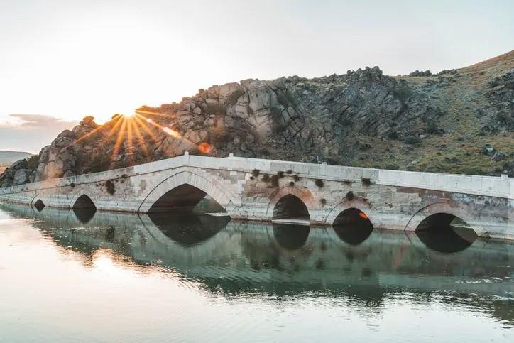 <p><span style="color:#B22222"><strong>48. KIRIKKALE - YAHŞİHAN:&nbsp;</strong></span>Osmanlı d&ouml;neminde b&ouml;lgenin bir k&ouml;y&uuml;d&uuml;r.</p>

<p>&nbsp;</p>

<p>&nbsp;</p>

<p>&nbsp;</p>
