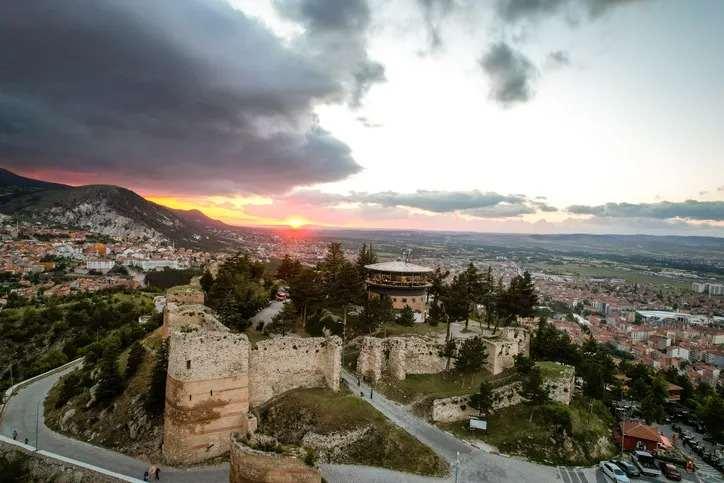 <p><strong>54. K&Uuml;TAHYA- KOTİAİON: </strong>Antik Frigya'da kullanılan bir isimdir.</p>

<p>&nbsp;</p>

<p>&nbsp;</p>
