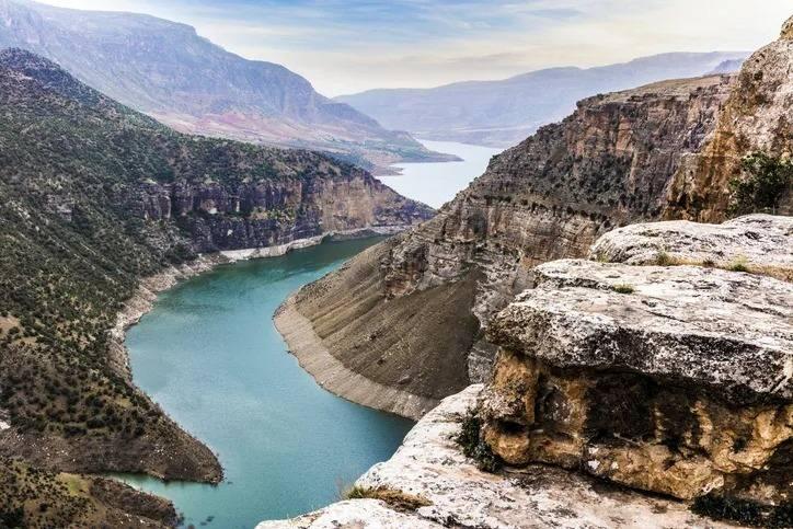 <p><strong>68. SİİRT - SAİRT: </strong>Siirt s&ouml;zc&uuml;ğ&uuml;, isim kaynaklarında; Esart, Sairt, Siirt, Siird, gibi &ccedil;eşitli bi&ccedil;imlerde kullanılmıştır. S&uuml;ryani'ler kente Se'erd (y&ouml;resel s&ouml;yleniş bi&ccedil;imiyle Sert) demişlerdir.</p>

<p>&nbsp;</p>

<p>&nbsp;</p>
