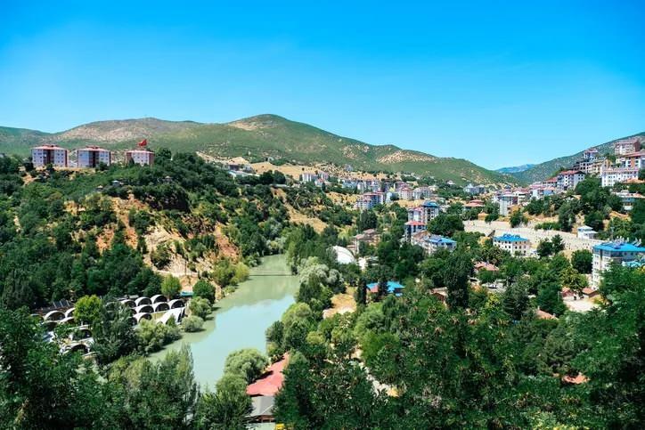 <p><span style="color:#B22222"><strong>76. TUNCELİ - MAMİKİ:</strong></span> Bug&uuml;nk&uuml; Tunceli merkezinin eski isimleri "Mamiki" veya "Mameki" "Kalan" olarak biliniyordu.</p>

<p>&nbsp;</p>
