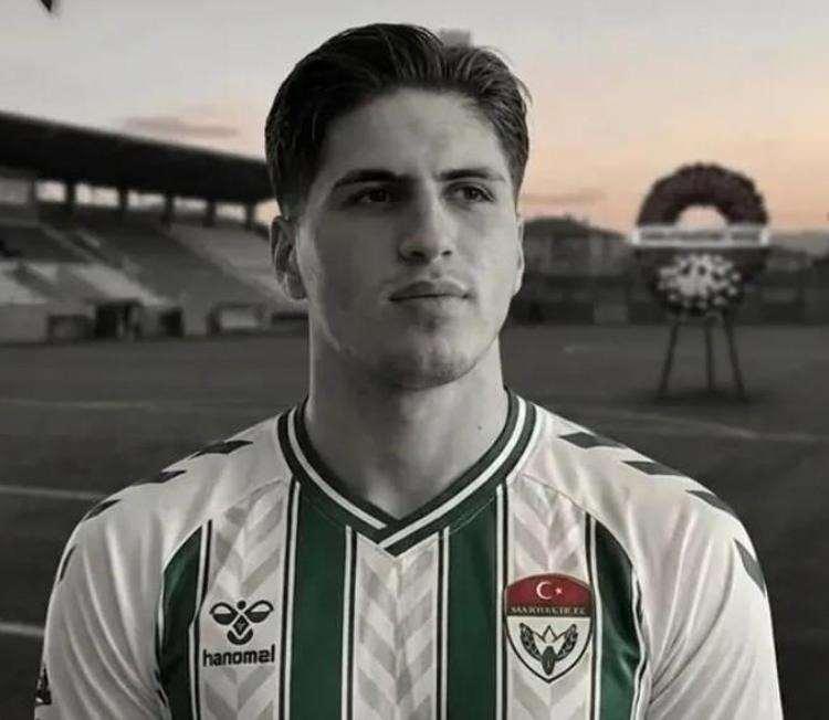 <p><strong>Kars 36 Spor'da forma giyen ve bayramı tatili i&ccedil;in İstanbul'a gelen futbolcu Kubilay Kaan Kundak&ccedil;ı, silahlı saldırının hedefi oldu.&nbsp;</strong></p>
