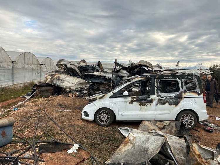 <p>Yangın gece saat 02.00 sıralarında Antalya'nın Kepez il&ccedil;esinde bağlı Gaziler 310 sokak &uuml;zerinde bulunan sera iş&ccedil;isi bir ailenin kaldığı prefabrik yapıda meydana geldi. Edinilen bilgiye g&ouml;re, seraların bulunduğu alanda ikamet olarak kullanılan prefabrik yapıda hen&uuml;z belirlenemeyen sebeple yangın &ccedil;ıktı. Yangını fark eden komşuların 112 Acil &Ccedil;ağrı Merkezi'ne ihbarı ile olay yerine &ccedil;ok sayıda itfaiye, jandarma ve ağlık ekibi sevk edildi.&nbsp;</p>
