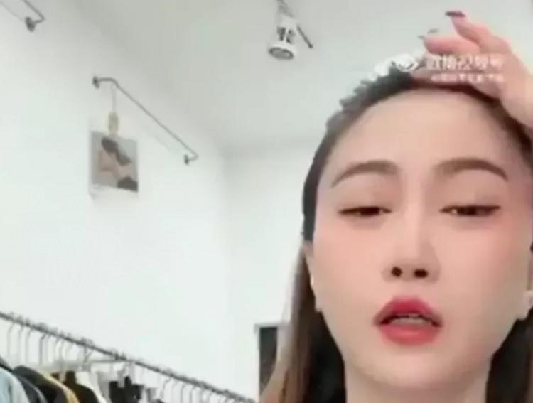 <p><strong>&Ccedil;evresindekilerden yardım isteyen &uuml;nl&uuml; isim, apar topar hastaneye kaldırıldı. Hızla hastaneye g&ouml;t&uuml;r&uuml;len Yefei'ye yapılan t&uuml;m m&uuml;dahalalere rağmen &uuml;nl&uuml; isim hayatını kaybetti.</strong></p>
