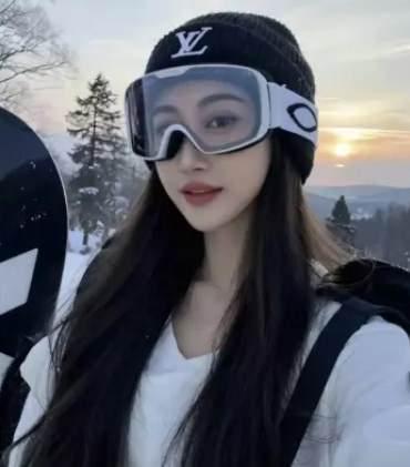 <p><strong>"Sister Wang Zha" ismiyle sosyal medyada i&ccedil;erik &uuml;reten ve yoğun ilgi g&ouml;ren &uuml;nl&uuml; fenomen Wang Yefei'nin ge&ccedil;tiğimiz hafta yaptığı canlı yayın sevenlerini kahretti. Kadın giyim &uuml;r&uuml;nleri tanıttığı anları takip&ccedil;ileriyle paylaşan Yefei, aniden başı ve boynunun ağrıdığını s&ouml;yleyerek fenalaştı.</strong></p>
