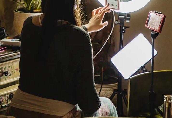 <p><span style="color:#FF0000"><strong>SIK SIK BAŞ AĞRISI YAŞAMAKTAN ŞİKAYET&Ccedil;İYDİ</strong></span></p>

<p><strong>&Ccedil;in'de olduk&ccedil;a pop&uuml;ler olan canlı satış yayınlarıyla &uuml;ne kavuşan ve g&uuml;nde 7 ila 10 saat canlı yayın yapan fenomenin, son d&ouml;nemlerde sık sık baş ağrısı yaşadığından şikayet&ccedil;i olduğu &ouml;ğrenildi.</strong></p>
