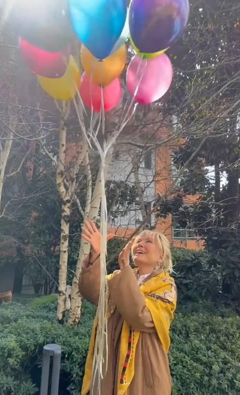 <p><strong>Pekkan,&nbsp;yayımladığı videoya,&nbsp;<span style="color:#800080"><em>"Bug&uuml;n balon u&ccedil;urma g&uuml;n&uuml;m. Niye biliyor musunuz? Ben daha &ouml;nce hi&ccedil; balon u&ccedil;urmamıştım. Kemoterapim bittikten sonra balon u&ccedil;urmak gerekiyormuş. İnşallah bu balonlar g&ouml;ky&uuml;z&uuml;ne y&uuml;kselirken, benim de yaşadığım t&uuml;m bu zorluklar tamamen bitmiş olacak. Aslında bitti zaten"</em></span>&nbsp;notunu d&uuml;şt&uuml;.</strong></p>
